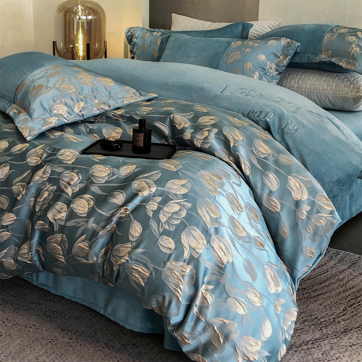 91家纺网 家纺一手货源 找家纺 换种生活 2025新款A类浮雕牛奶绒刺绣四件套 郁金香-冰蓝