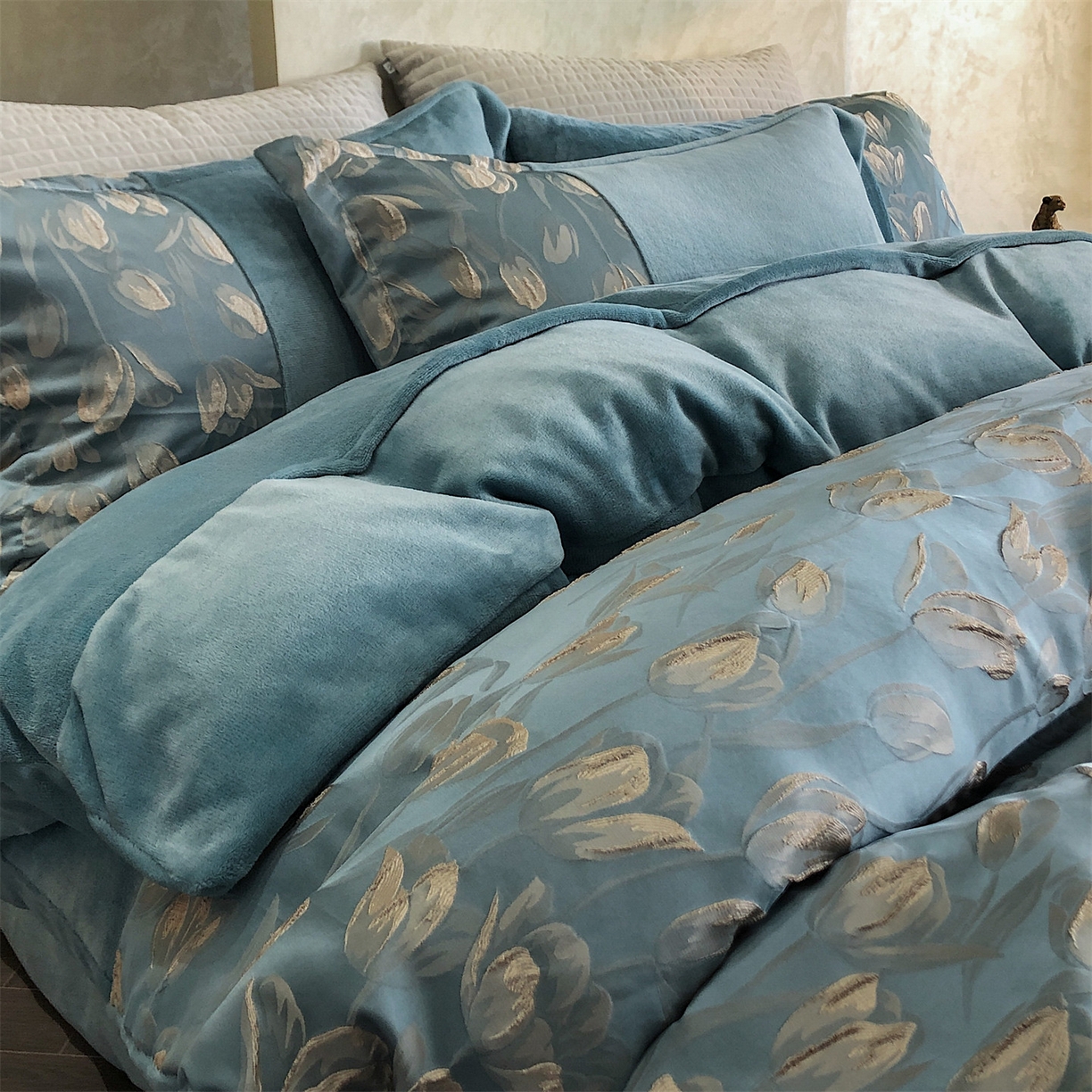 91家纺网 家纺一手货源 找家纺 换种生活 2025新款A类浮雕牛奶绒刺绣四件套 郁金香-冰蓝