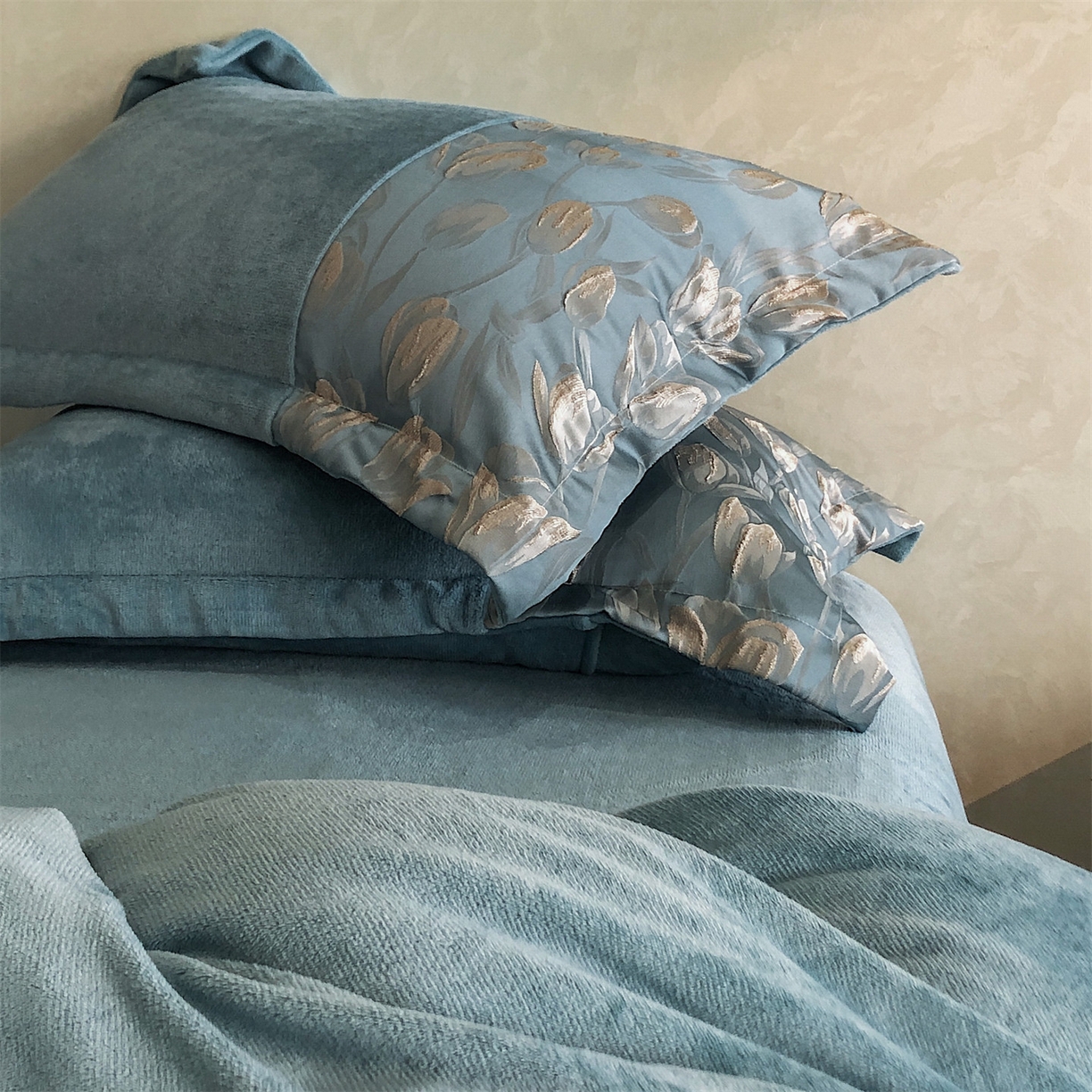 91家纺网 家纺一手货源 找家纺 换种生活 2025新款A类浮雕牛奶绒刺绣四件套 郁金香-冰蓝