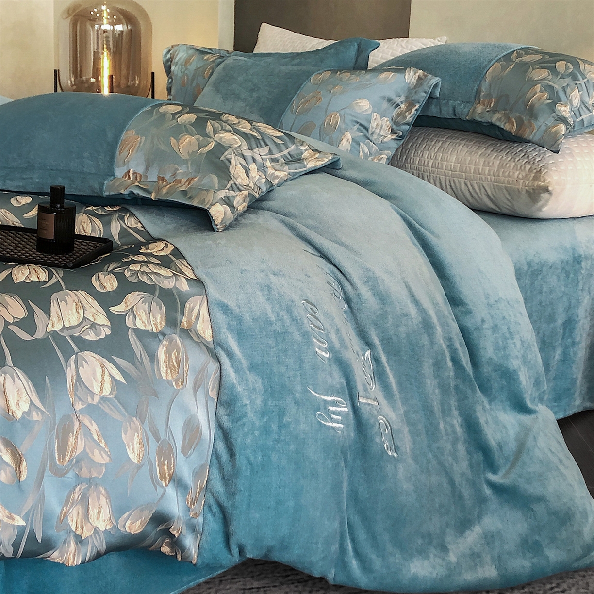 91家纺网 家纺一手货源 找家纺 换种生活 2025新款A类浮雕牛奶绒刺绣四件套 郁金香-冰蓝