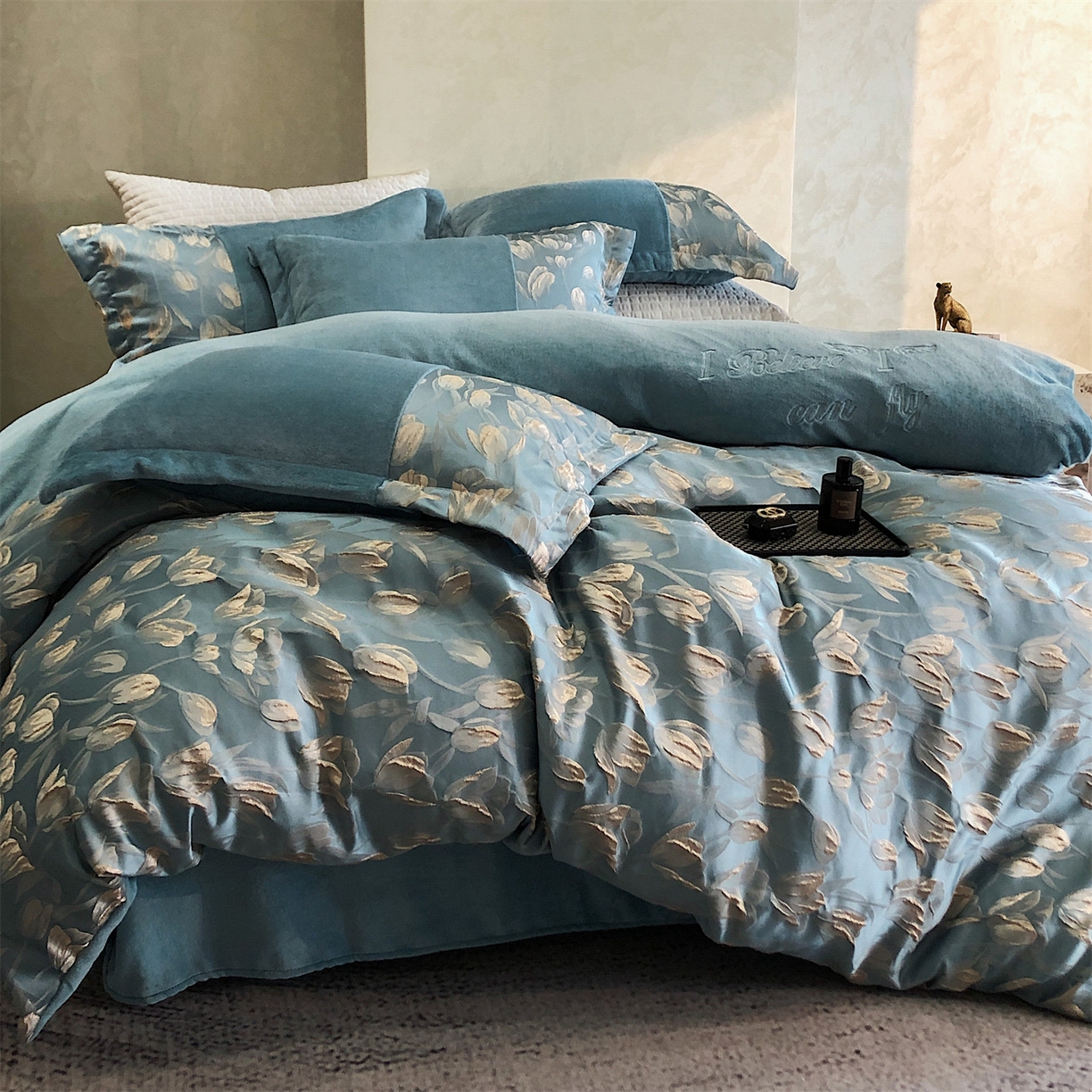 91家纺网 家纺一手货源 找家纺 换种生活 2025新款A类浮雕牛奶绒刺绣四件套 郁金香-冰蓝