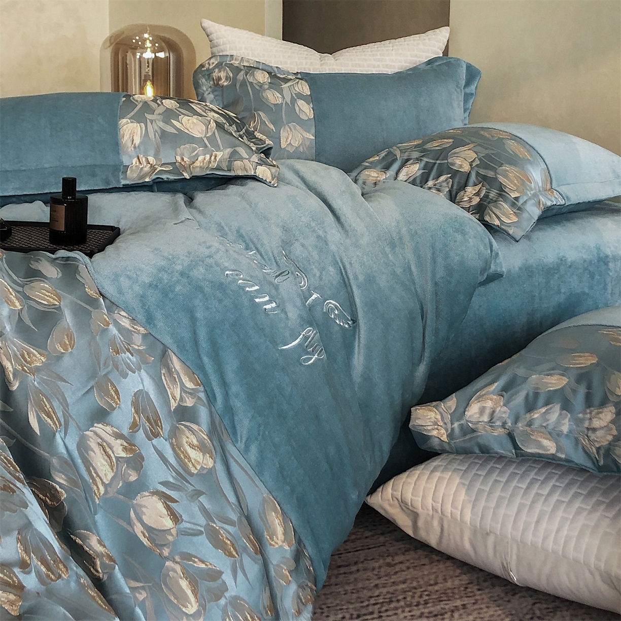 91家纺网 家纺一手货源 找家纺 换种生活 2025新款A类浮雕牛奶绒刺绣四件套 郁金香-冰蓝