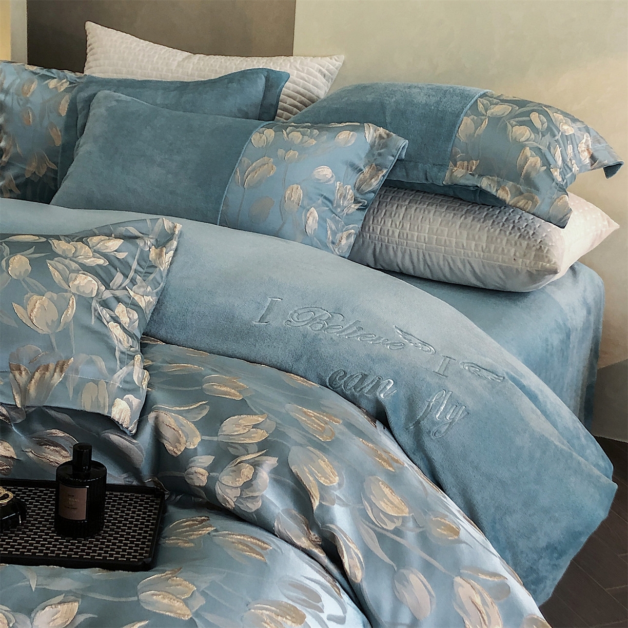 91家纺网 家纺一手货源 找家纺 换种生活 2025新款A类浮雕牛奶绒刺绣四件套 郁金香-冰蓝