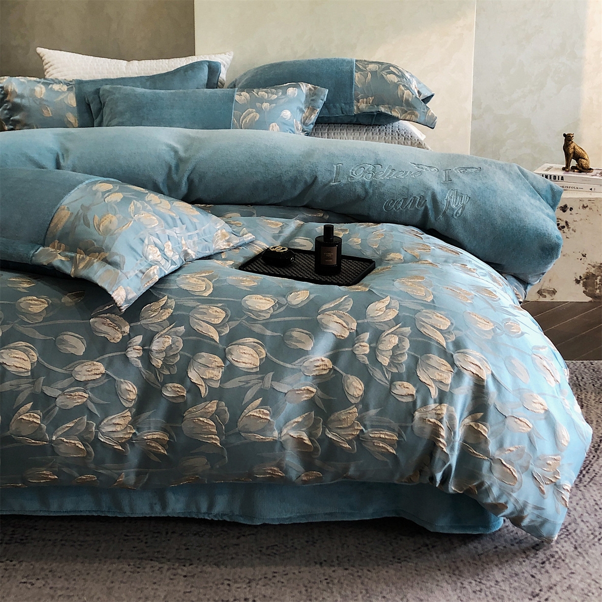 91家纺网 家纺一手货源 找家纺 换种生活 2025新款A类浮雕牛奶绒刺绣四件套 郁金香-冰蓝