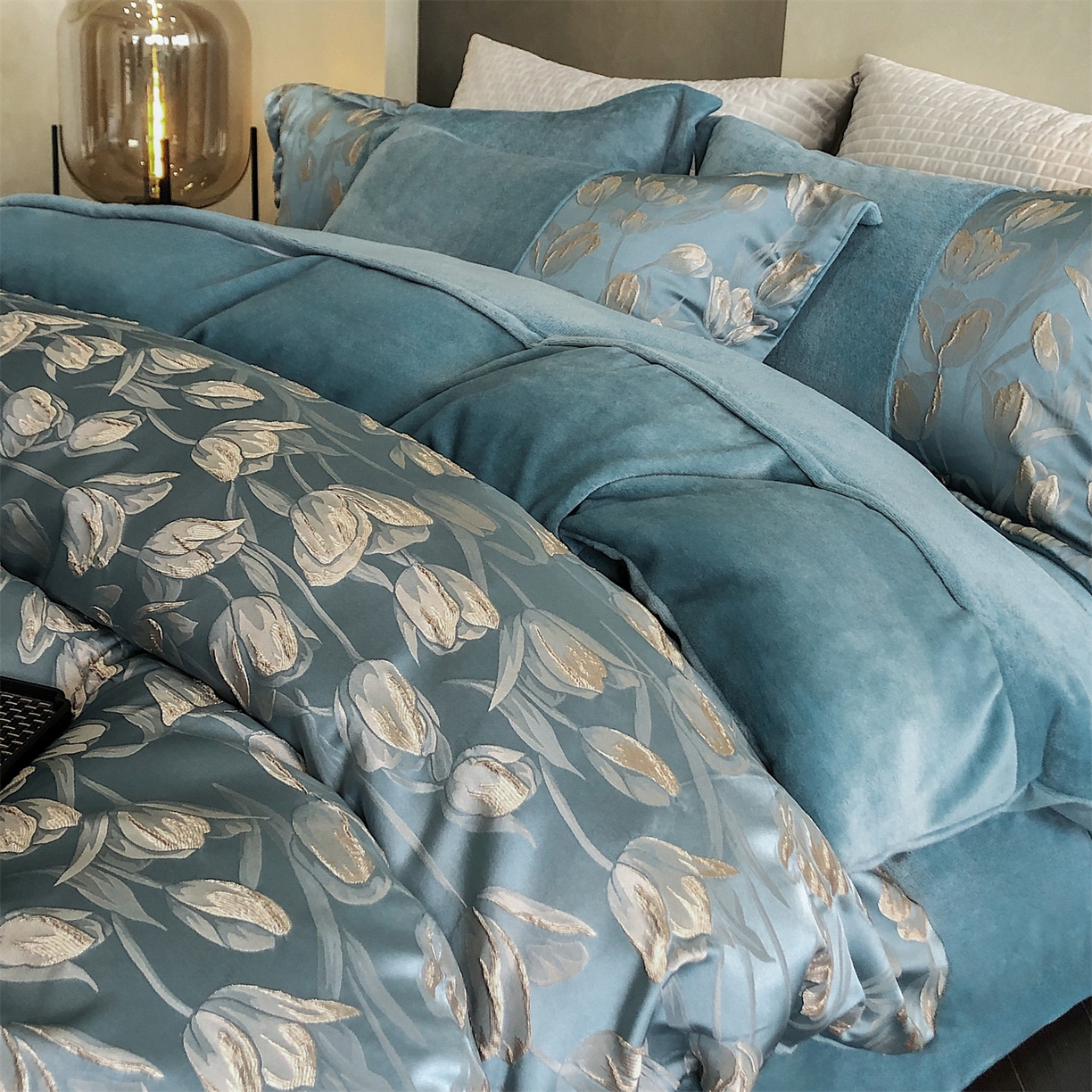 91家纺网 家纺一手货源 找家纺 换种生活 2025新款A类浮雕牛奶绒刺绣四件套 郁金香-冰蓝