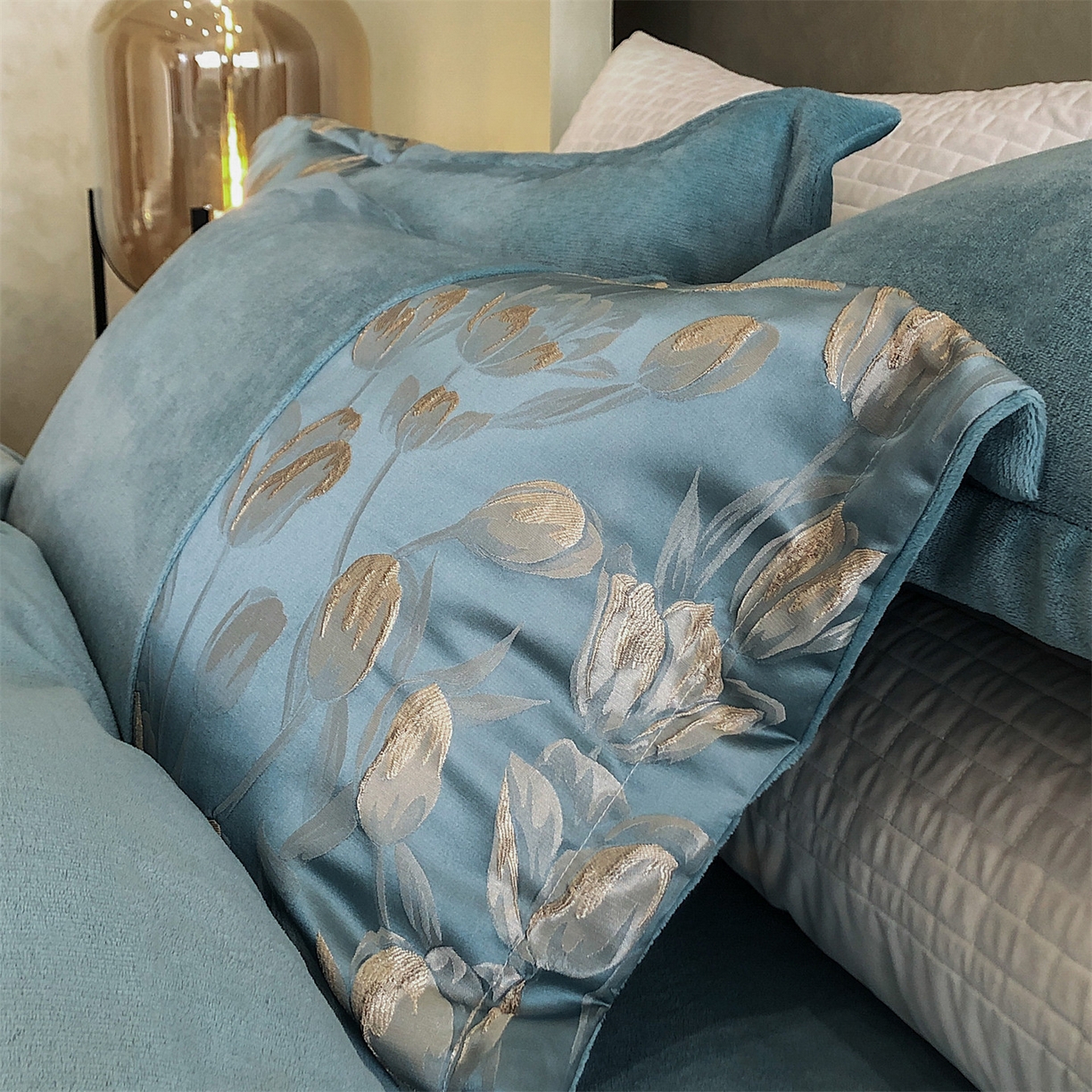 91家纺网 家纺一手货源 找家纺 换种生活 2025新款A类浮雕牛奶绒刺绣四件套 郁金香-冰蓝