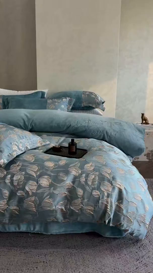 91家纺网 家纺一手货源 找家纺 换种生活 2025新款A类浮雕牛奶绒刺绣四件套 郁金香-冰蓝