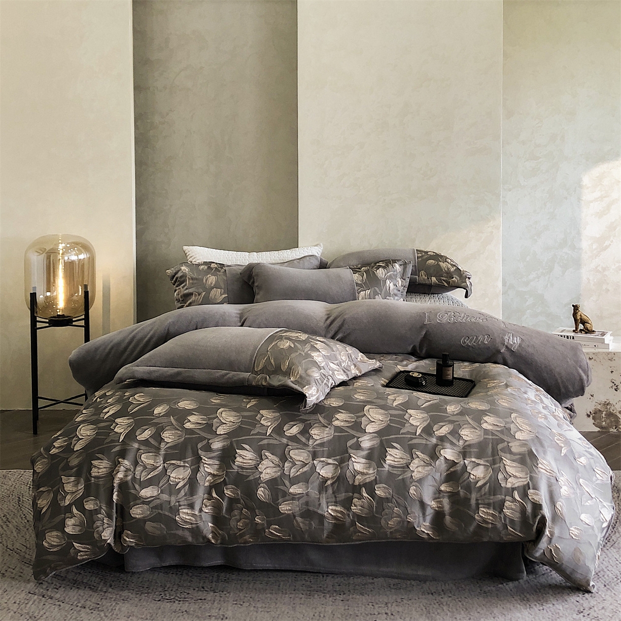 91家纺网 家纺一手货源 找家纺 换种生活 2025新款A类浮雕牛奶绒刺绣四件套 郁金香-灰