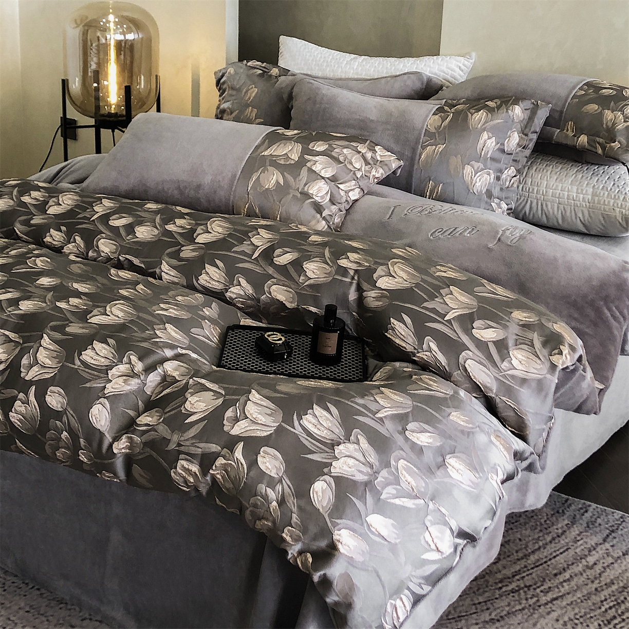 91家纺网 家纺一手货源 找家纺 换种生活 2025新款A类浮雕牛奶绒刺绣四件套 郁金香-灰