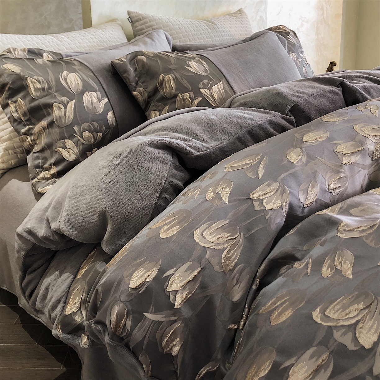 91家纺网 家纺一手货源 找家纺 换种生活 2025新款A类浮雕牛奶绒刺绣四件套 郁金香-灰