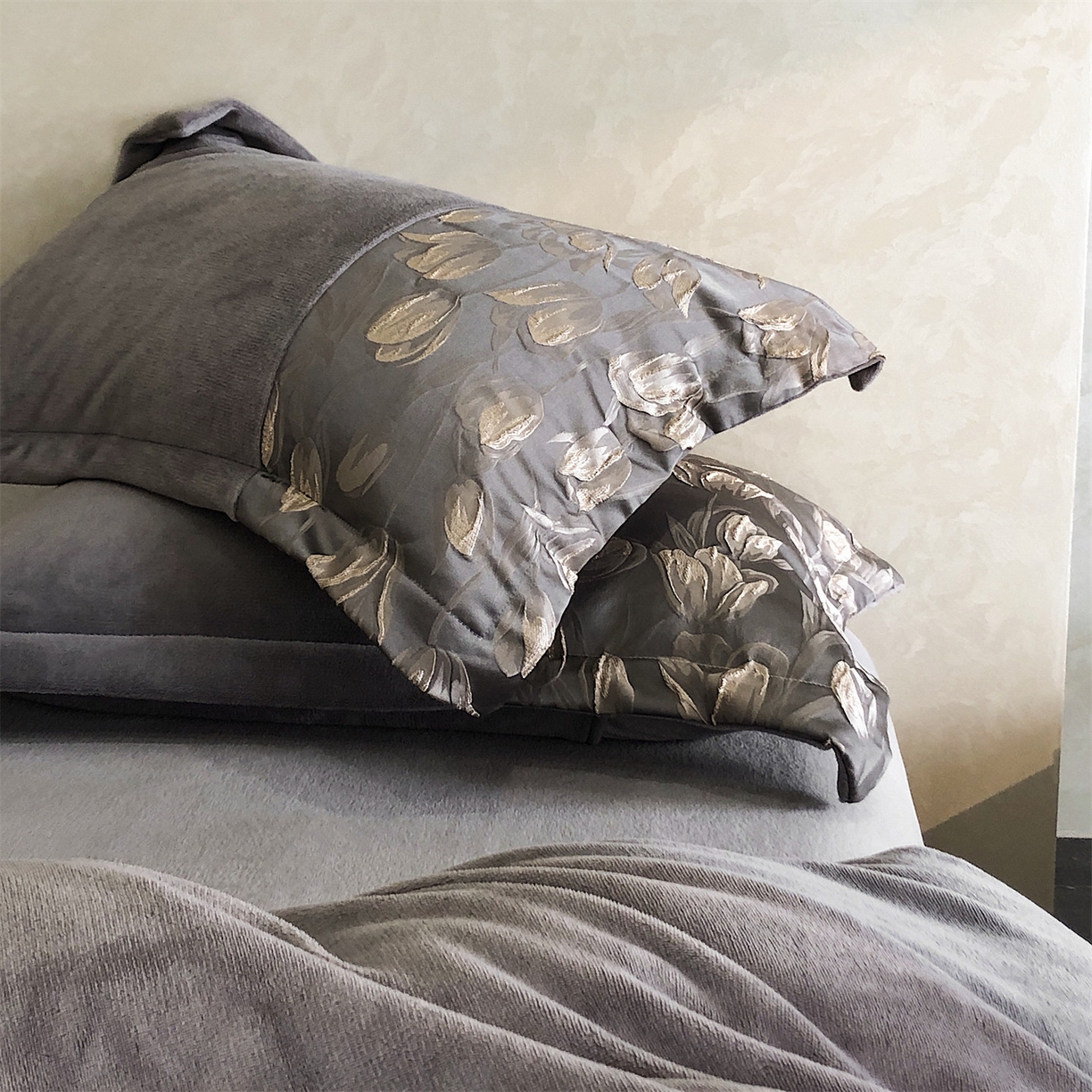 91家纺网 家纺一手货源 找家纺 换种生活 2025新款A类浮雕牛奶绒刺绣四件套 郁金香-灰