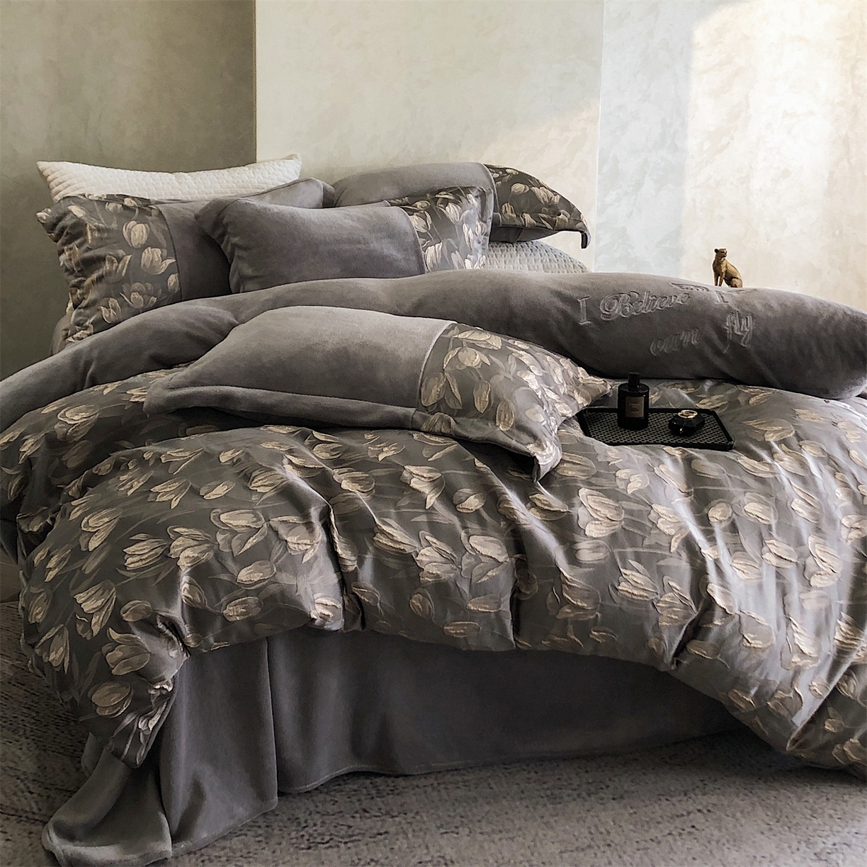 91家纺网 家纺一手货源 找家纺 换种生活 2025新款A类浮雕牛奶绒刺绣四件套 郁金香-灰