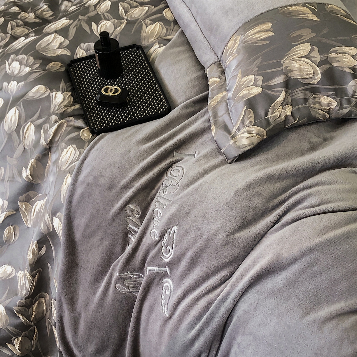 91家纺网 家纺一手货源 找家纺 换种生活 2025新款A类浮雕牛奶绒刺绣四件套 郁金香-灰