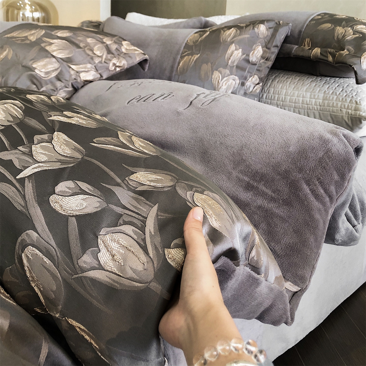 91家纺网 家纺一手货源 找家纺 换种生活 2025新款A类浮雕牛奶绒刺绣四件套 郁金香-灰