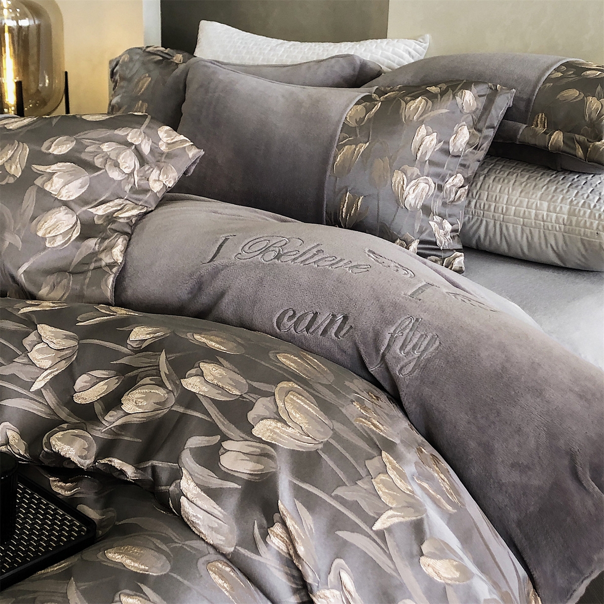 91家纺网 家纺一手货源 找家纺 换种生活 2025新款A类浮雕牛奶绒刺绣四件套 郁金香-灰