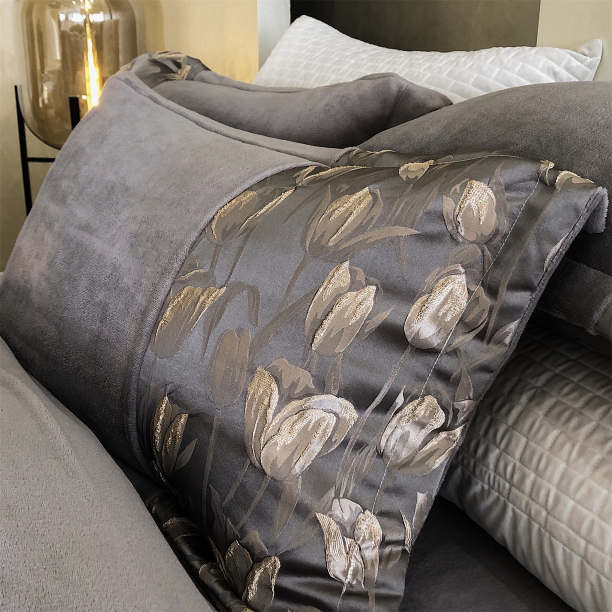 91家纺网 家纺一手货源 找家纺 换种生活 2025新款A类浮雕牛奶绒刺绣四件套 郁金香-灰