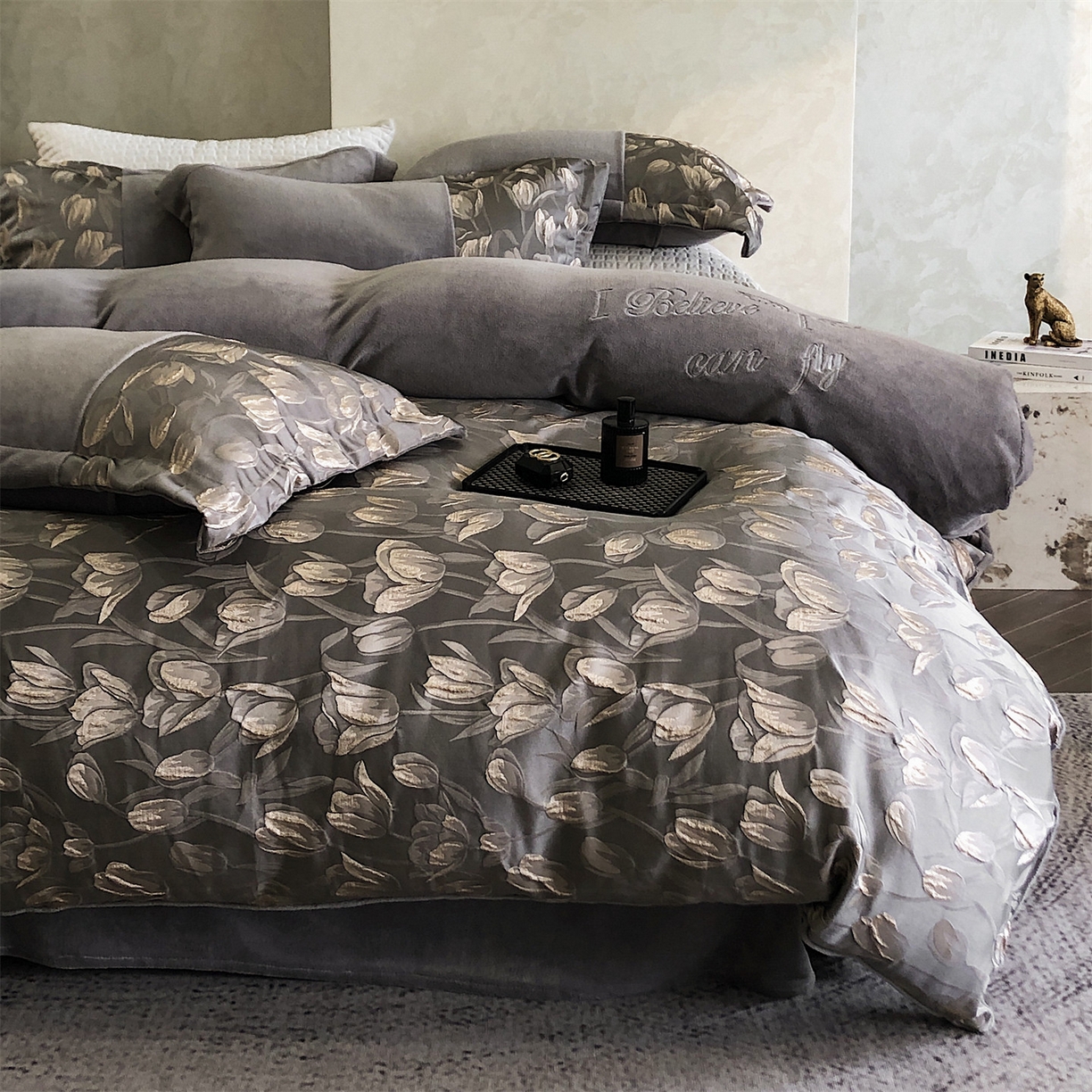 91家纺网 家纺一手货源 找家纺 换种生活 2025新款A类浮雕牛奶绒刺绣四件套 郁金香-灰