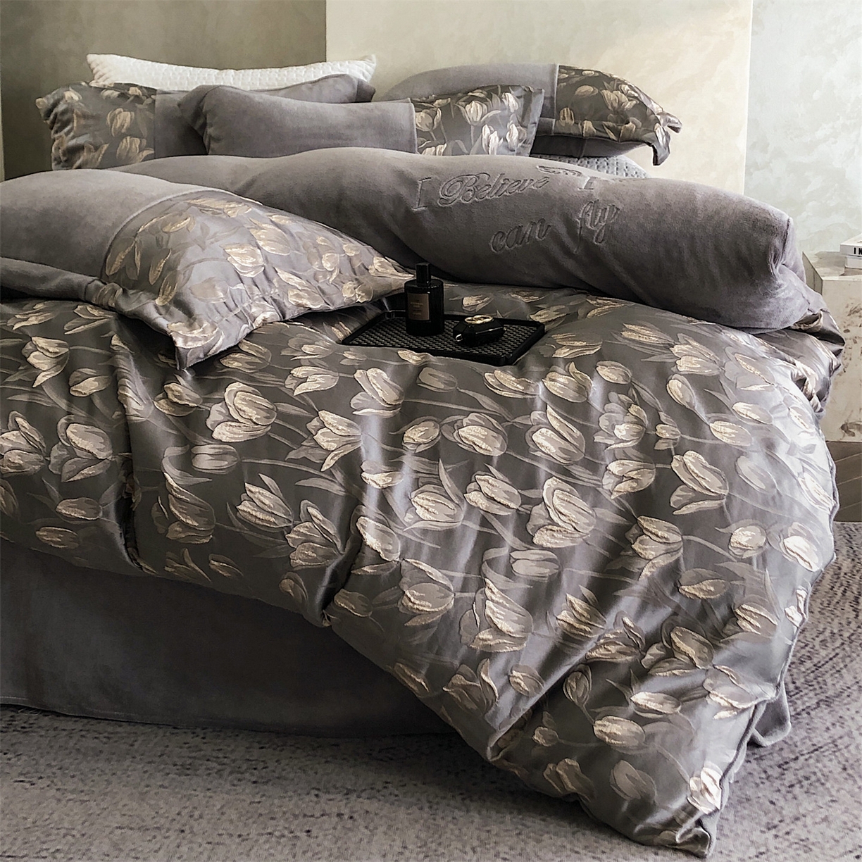 91家纺网 家纺一手货源 找家纺 换种生活 2025新款A类浮雕牛奶绒刺绣四件套 郁金香-灰