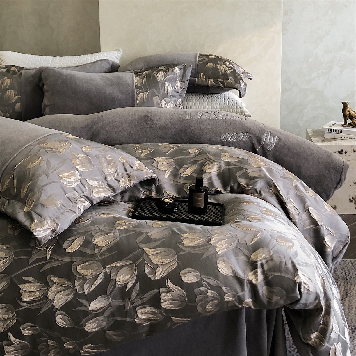 91家纺网 家纺一手货源 找家纺 换种生活 2025新款A类浮雕牛奶绒刺绣四件套 郁金香-灰