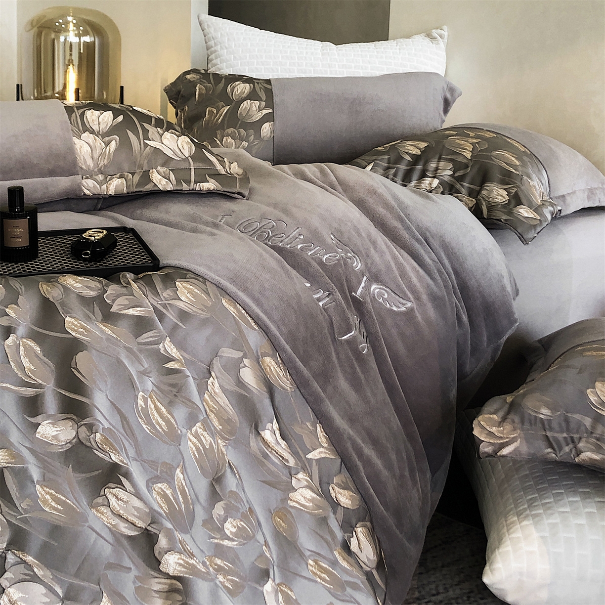 91家纺网 家纺一手货源 找家纺 换种生活 2025新款A类浮雕牛奶绒刺绣四件套 郁金香-灰