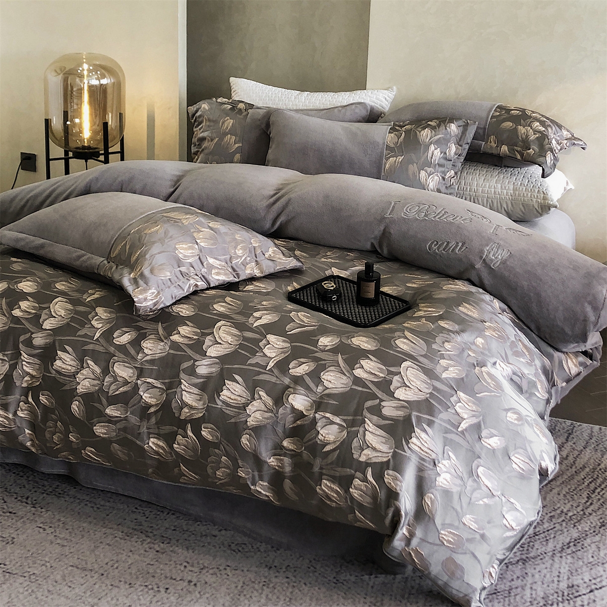 91家纺网 家纺一手货源 找家纺 换种生活 2025新款A类浮雕牛奶绒刺绣四件套 郁金香-灰