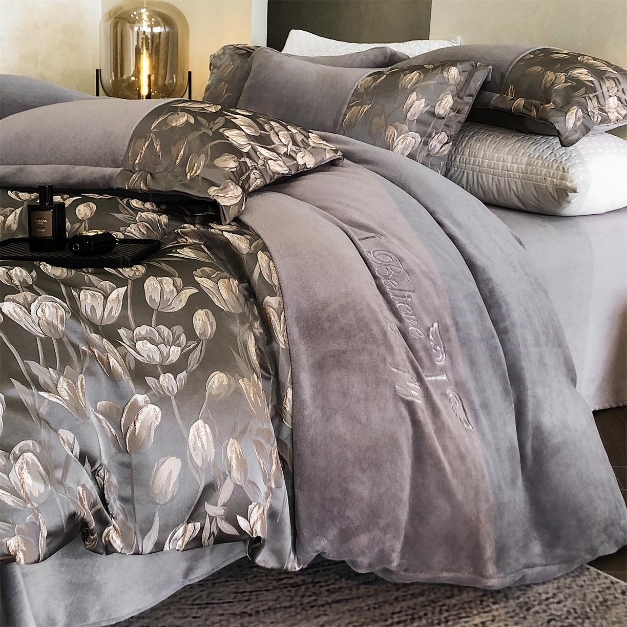 91家纺网 家纺一手货源 找家纺 换种生活 2025新款A类浮雕牛奶绒刺绣四件套 郁金香-灰