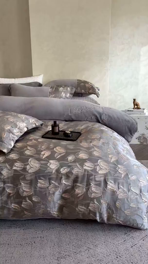 91家纺网 家纺一手货源 找家纺 换种生活 2025新款A类浮雕牛奶绒刺绣四件套 郁金香-灰