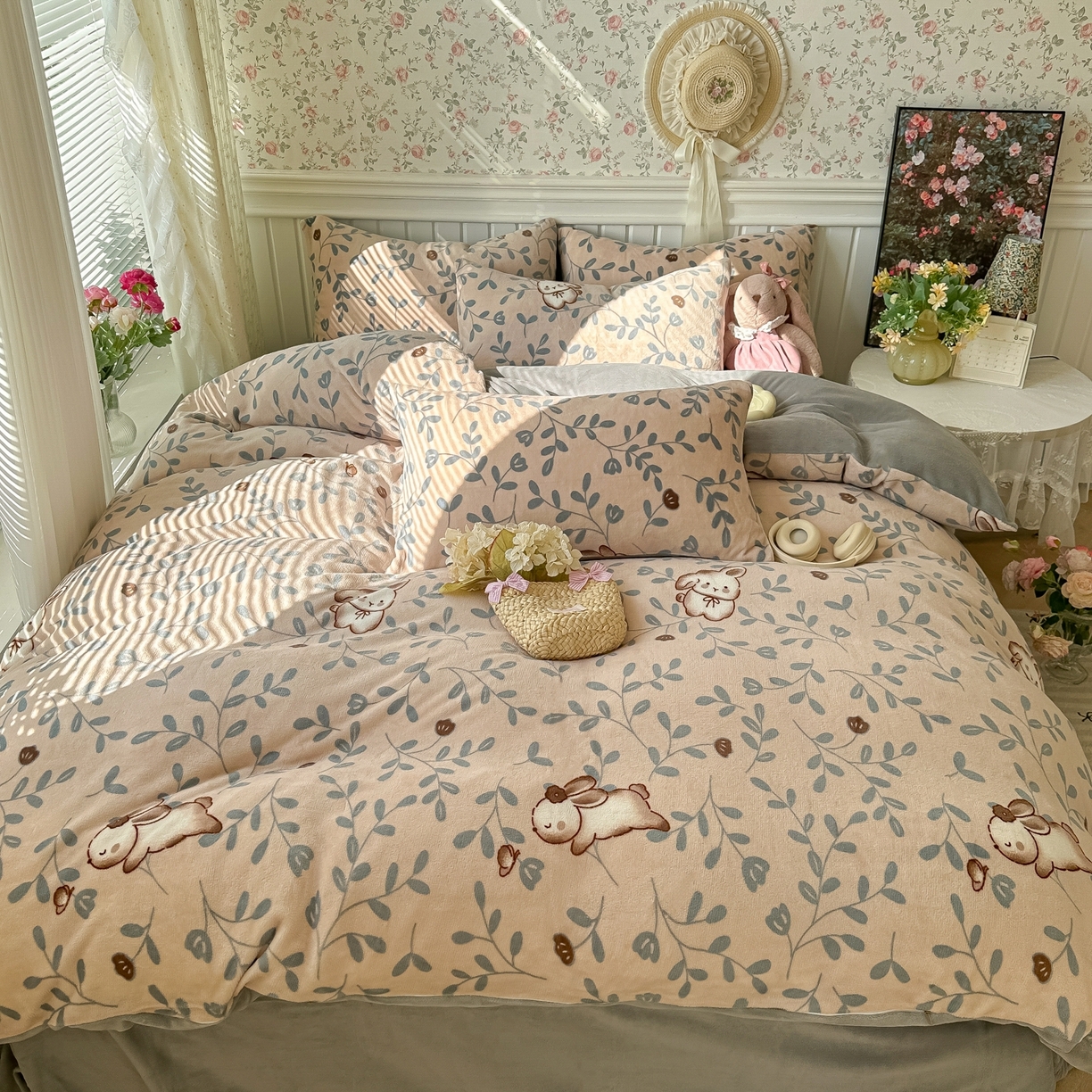 91家纺网 家纺一手货源 找家纺 韩巢家纺 2025新款高克重印花牛奶绒床品四件套 叶子萌兔