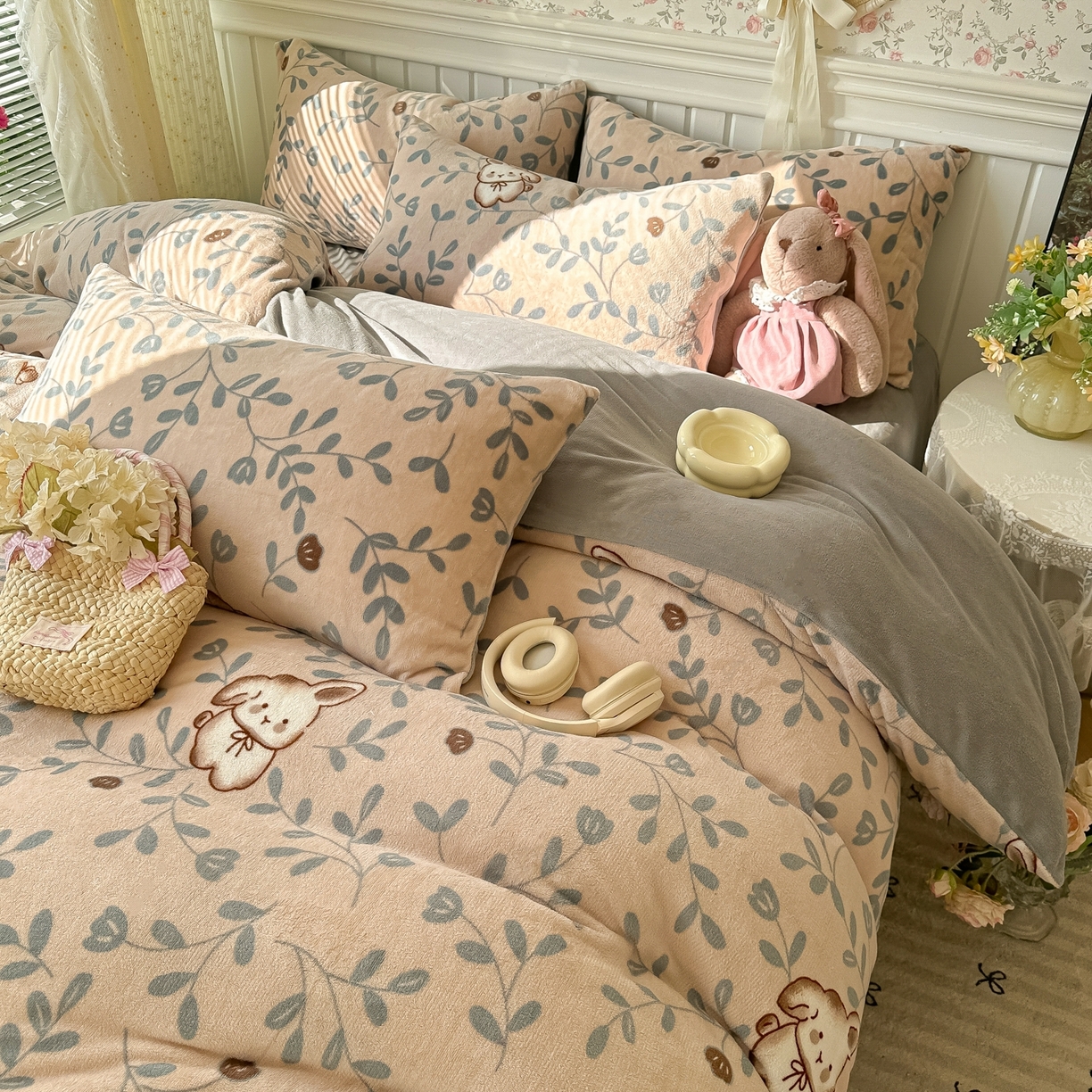 91家纺网 家纺一手货源 找家纺 韩巢家纺 2025新款高克重印花牛奶绒床品四件套 叶子萌兔