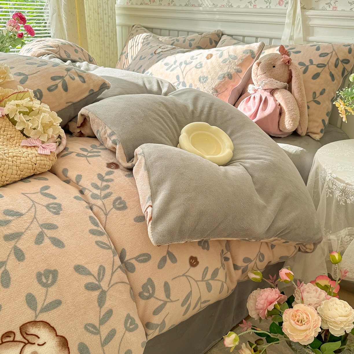 91家纺网 家纺一手货源 找家纺 韩巢家纺 2025新款高克重印花牛奶绒床品四件套 叶子萌兔