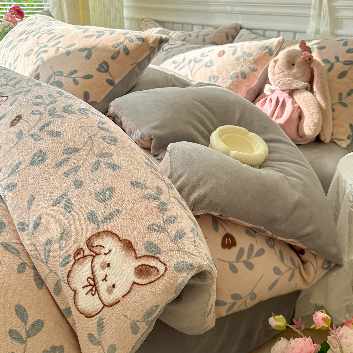 91家纺网 家纺一手货源 找家纺 韩巢家纺 2025新款高克重印花牛奶绒床品四件套 叶子萌兔