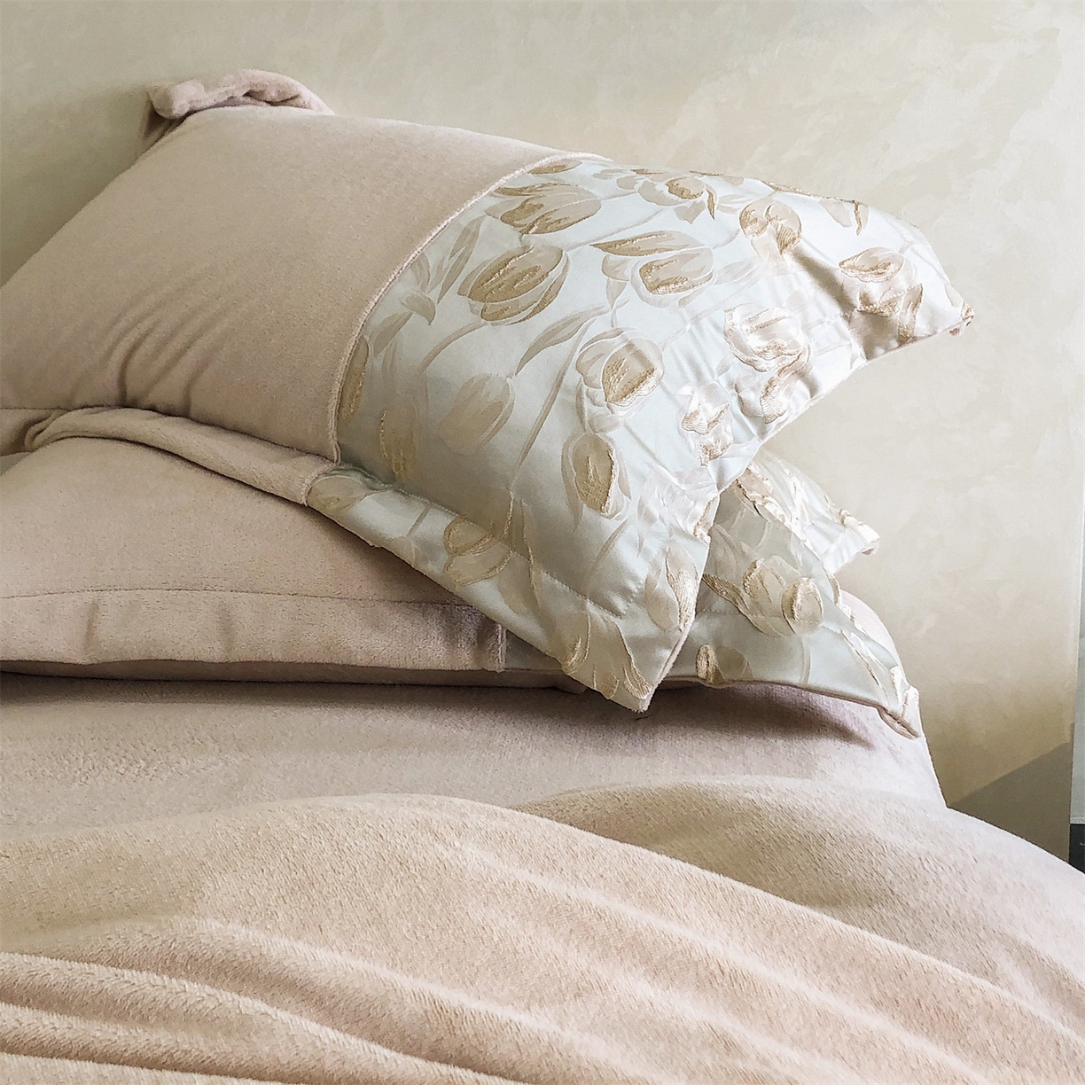 91家纺网 家纺一手货源 找家纺 换种生活 2025新款A类浮雕牛奶绒刺绣四件套 郁金香-奶咖