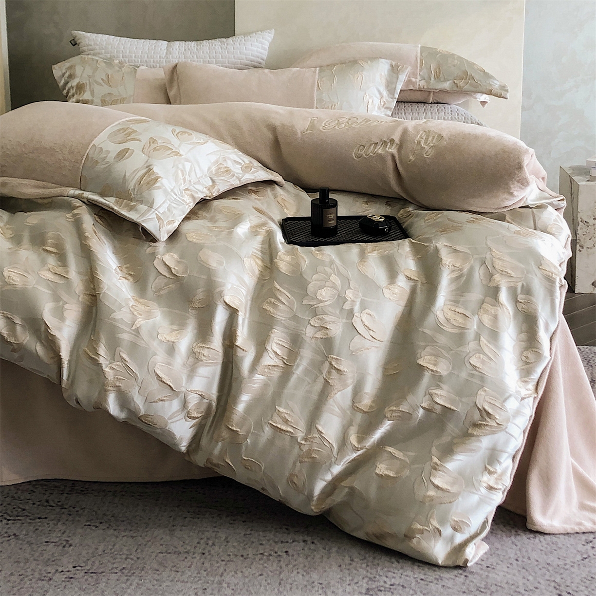 91家纺网 家纺一手货源 找家纺 换种生活 2025新款A类浮雕牛奶绒刺绣四件套 郁金香-奶咖