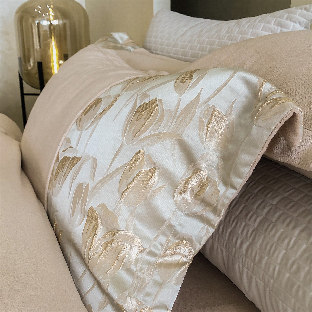 91家纺网 家纺一手货源 找家纺 换种生活 2025新款A类浮雕牛奶绒刺绣四件套 郁金香-奶咖