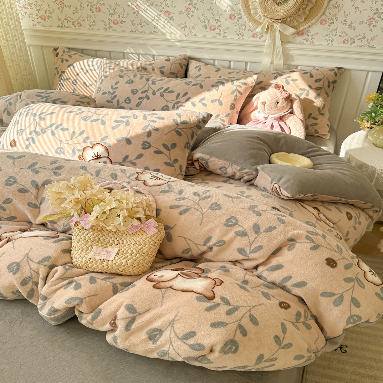 91家纺网 家纺一手货源 找家纺 韩巢家纺 2025新款高克重印花牛奶绒床品四件套 叶子萌兔