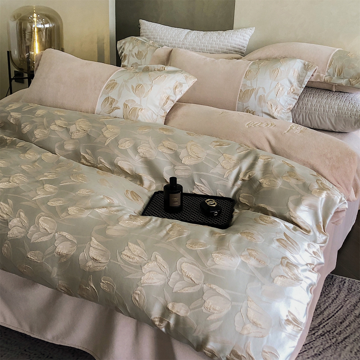 91家纺网 家纺一手货源 找家纺 换种生活 2025新款A类浮雕牛奶绒刺绣四件套 郁金香-奶咖