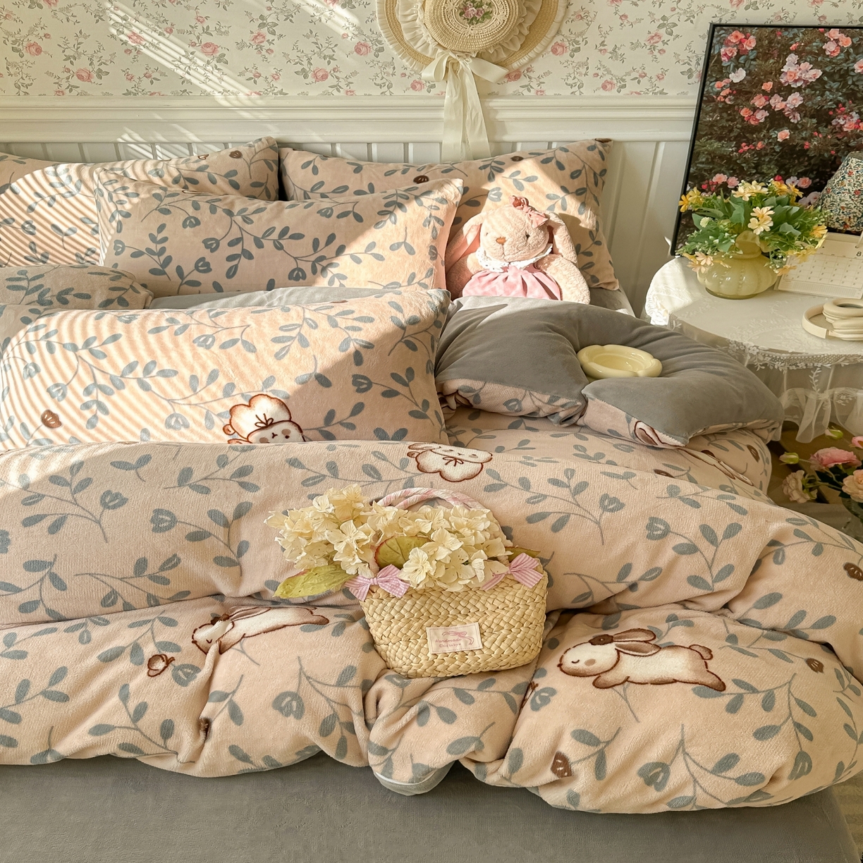 91家纺网 家纺一手货源 找家纺 韩巢家纺 2025新款高克重印花牛奶绒床品四件套 叶子萌兔