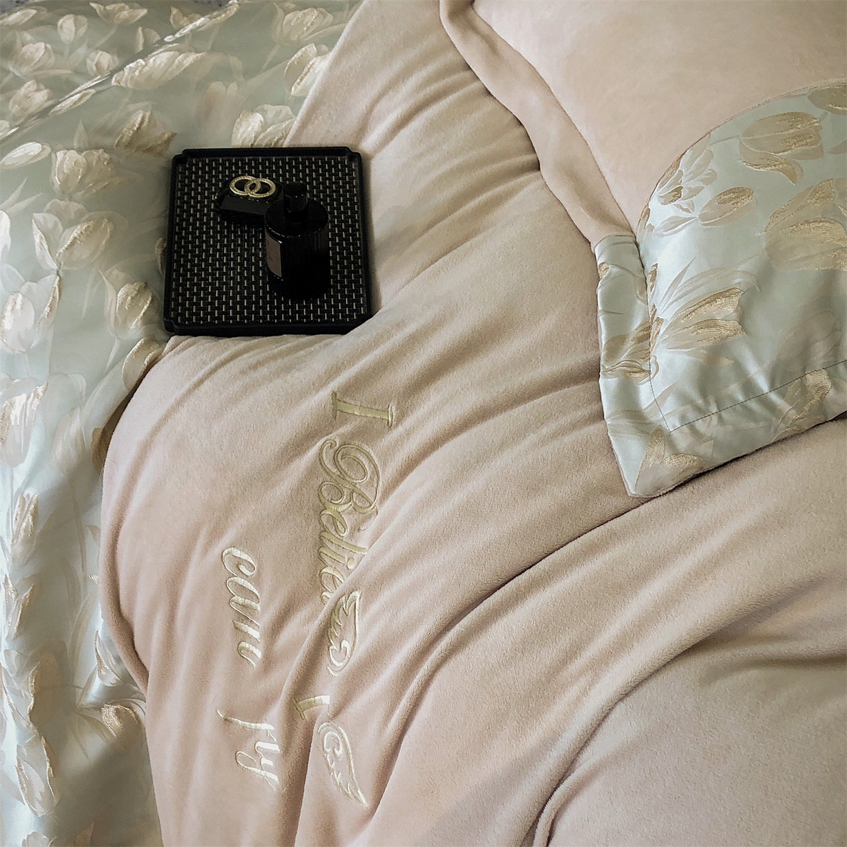 91家纺网 家纺一手货源 找家纺 换种生活 2025新款A类浮雕牛奶绒刺绣四件套 郁金香-奶咖