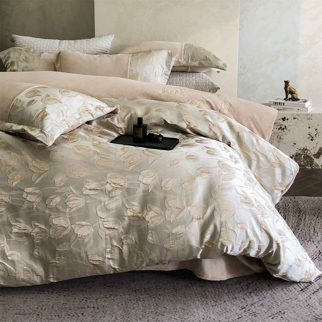 91家纺网 家纺一手货源 找家纺 换种生活 2025新款A类浮雕牛奶绒刺绣四件套 郁金香-奶咖