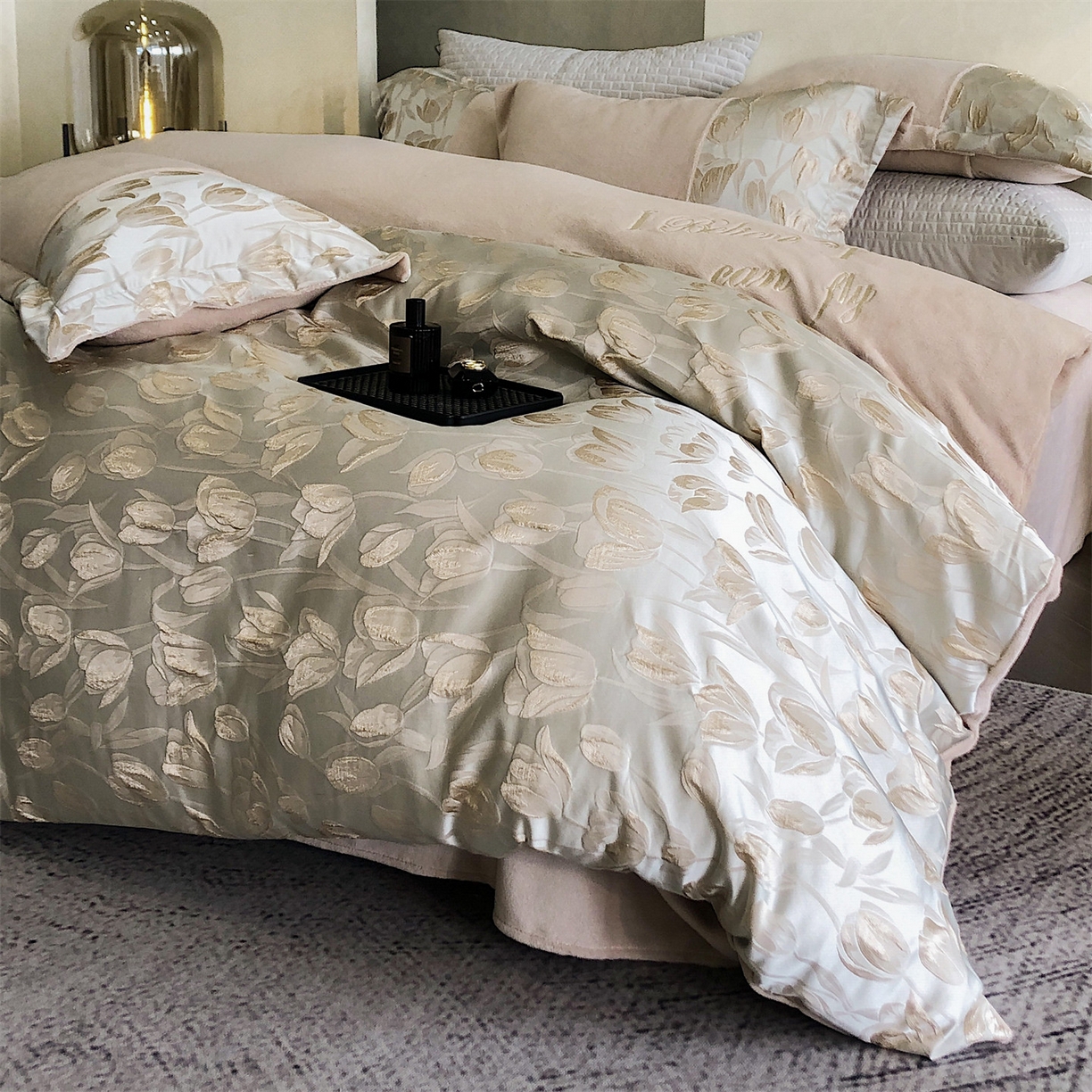 91家纺网 家纺一手货源 找家纺 换种生活 2025新款A类浮雕牛奶绒刺绣四件套 郁金香-奶咖