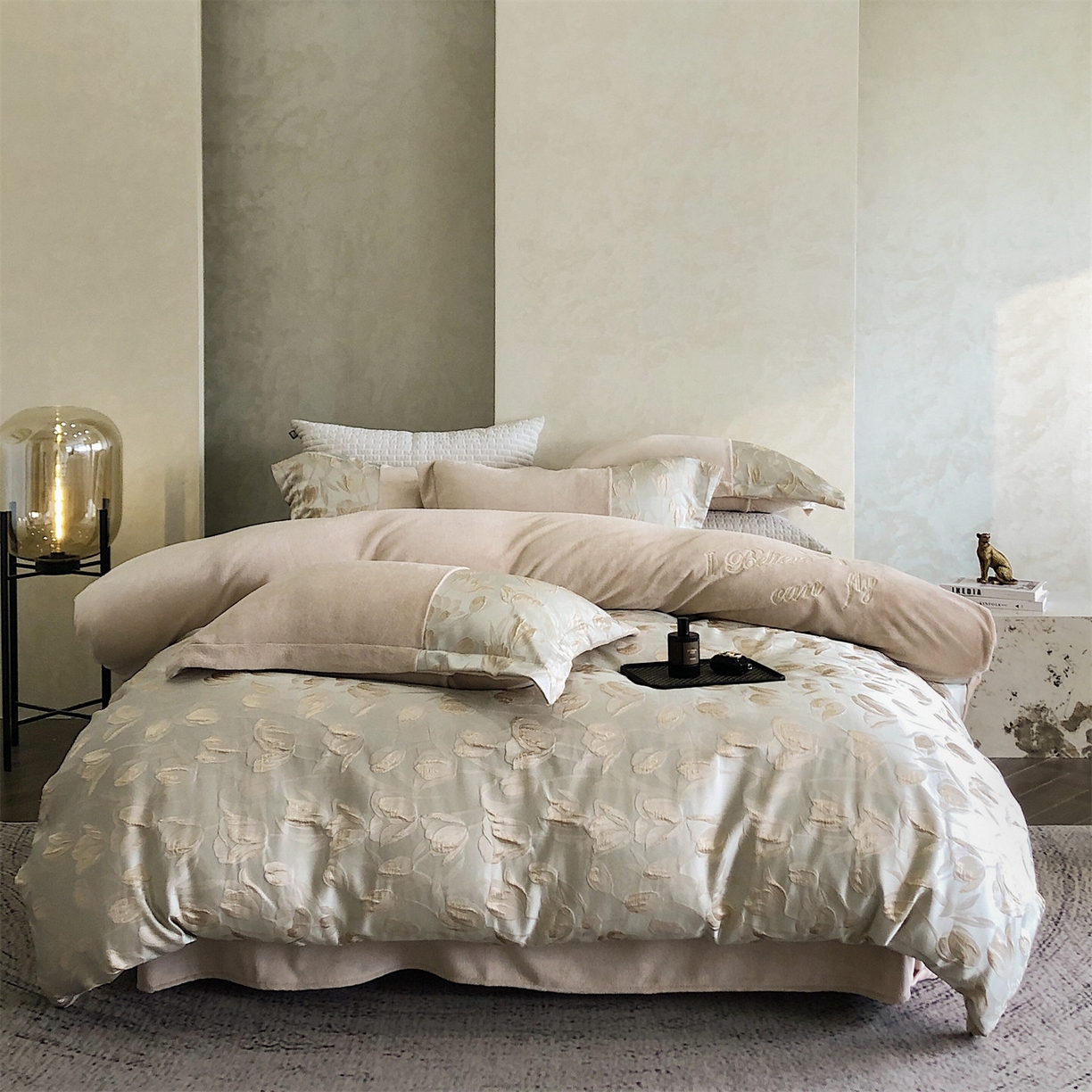 91家纺网 家纺一手货源 找家纺 换种生活 2025新款A类浮雕牛奶绒刺绣四件套 郁金香-奶咖