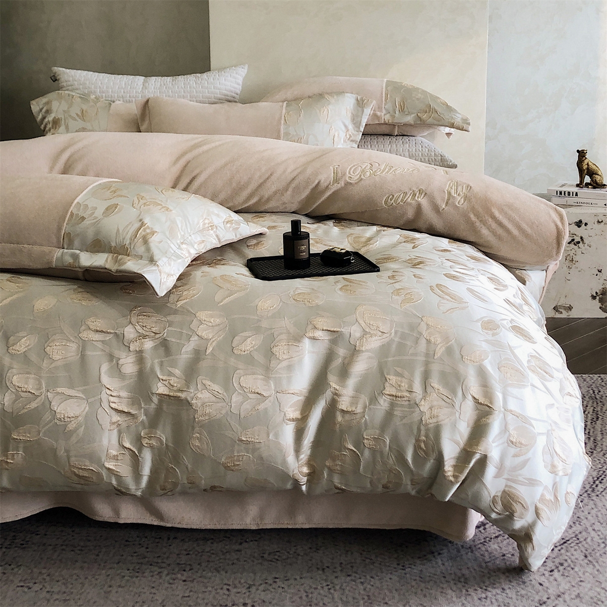 91家纺网 家纺一手货源 找家纺 换种生活 2025新款A类浮雕牛奶绒刺绣四件套 郁金香-奶咖