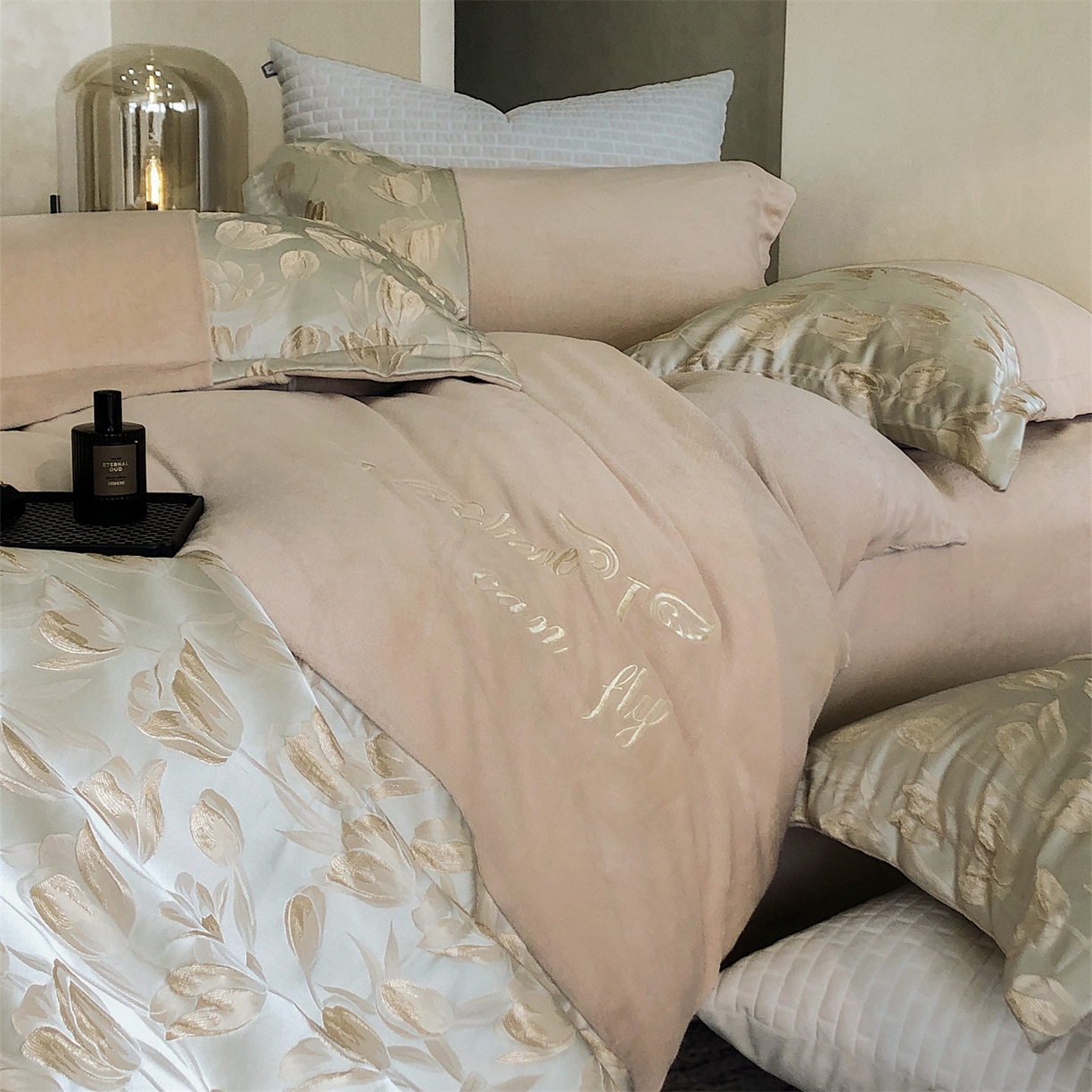 91家纺网 家纺一手货源 找家纺 换种生活 2025新款A类浮雕牛奶绒刺绣四件套 郁金香-奶咖