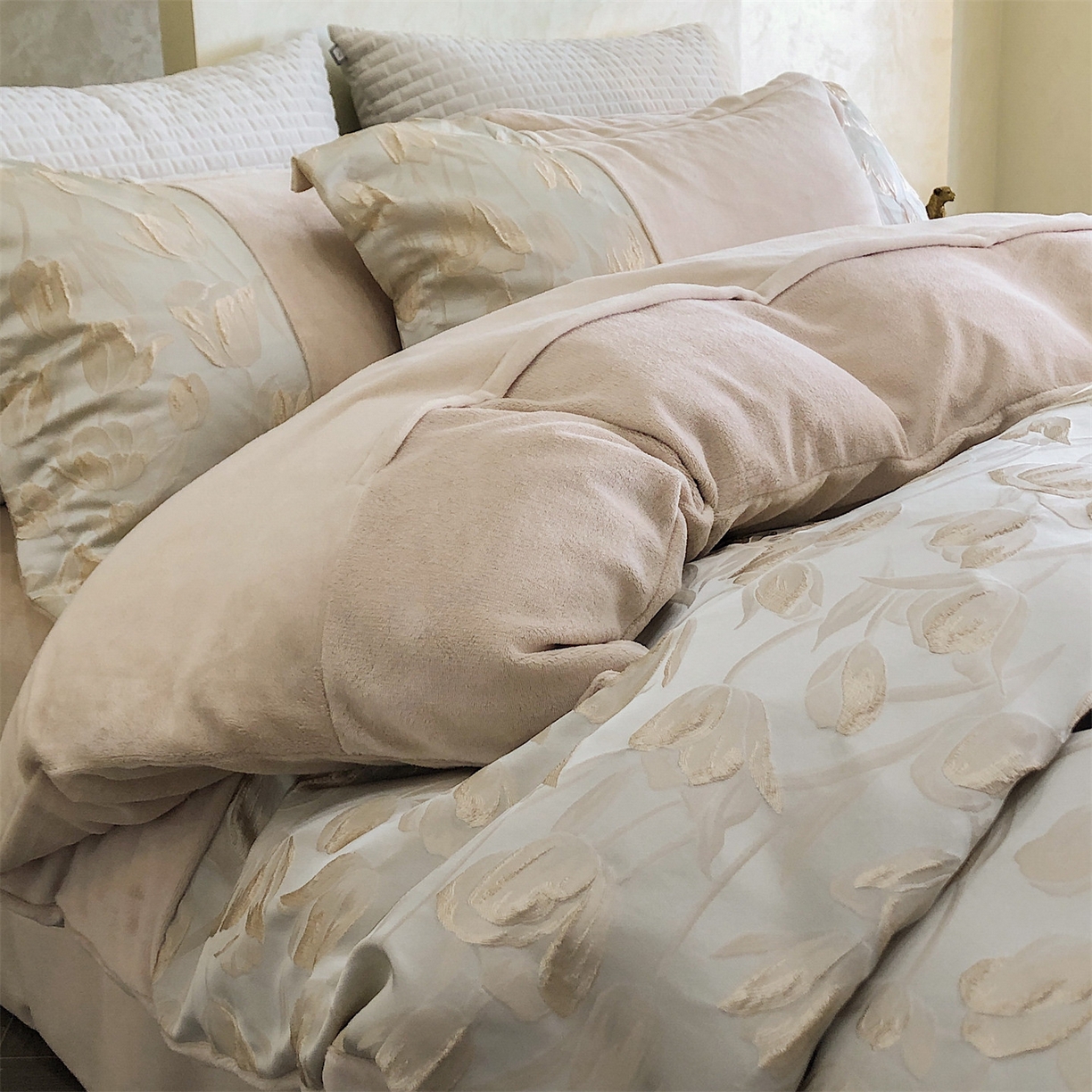 91家纺网 家纺一手货源 找家纺 换种生活 2025新款A类浮雕牛奶绒刺绣四件套 郁金香-奶咖