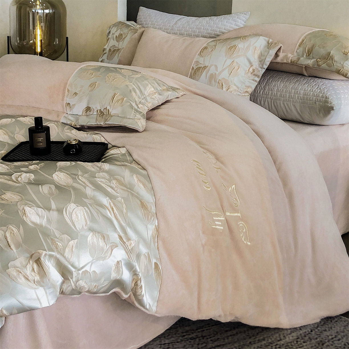 91家纺网 家纺一手货源 找家纺 换种生活 2025新款A类浮雕牛奶绒刺绣四件套 郁金香-奶咖