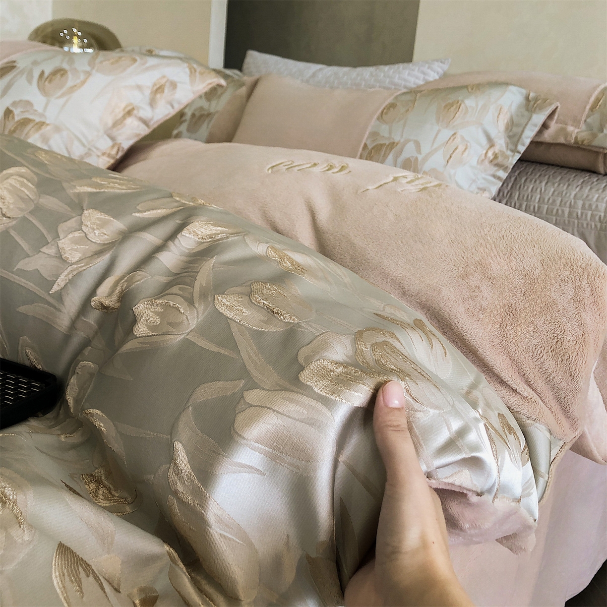 91家纺网 家纺一手货源 找家纺 换种生活 2025新款A类浮雕牛奶绒刺绣四件套 郁金香-奶咖