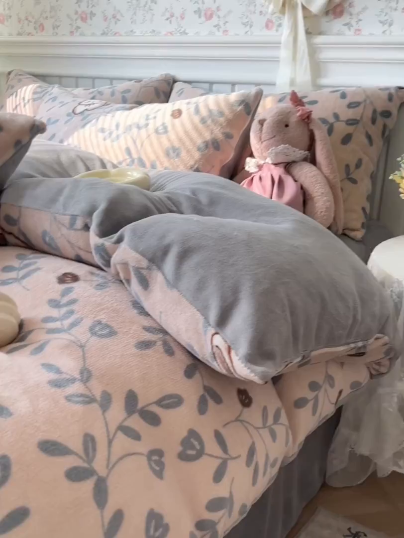 91家纺网 家纺一手货源 找家纺 韩巢家纺 2025新款高克重印花牛奶绒床品四件套 叶子萌兔