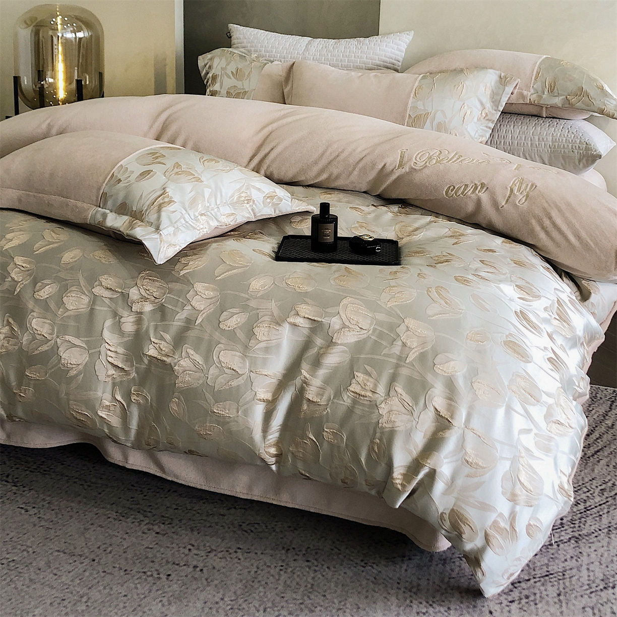 91家纺网 家纺一手货源 找家纺 换种生活 2025新款A类浮雕牛奶绒刺绣四件套 郁金香-奶咖