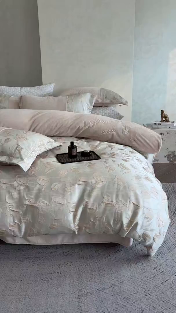 91家纺网 家纺一手货源 找家纺 换种生活 2025新款A类浮雕牛奶绒刺绣四件套 郁金香-奶咖