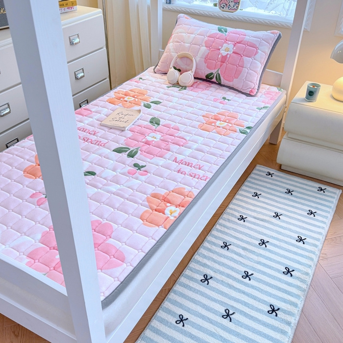 91家纺网 家纺一手货源 找家纺 雅萱家纺 2025新款牛奶绒夹棉印花床垫学生图 绒床垫-花簇甜憩粉色